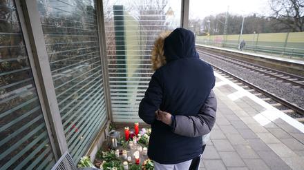 Passanten trauern um die Opfer auf dem Bahnsteig im Bahnhof von Brokstedt. 