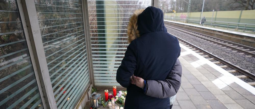 Passanten trauern um die Opfer auf dem Bahnsteig im Bahnhof von Brokstedt.