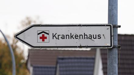 Ein Hinweisschild mit der Aufschrift «Krankenhaus» weist an einer Straße den Weg zu einer Klinik. 
