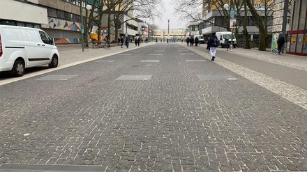 Der Pfad der Visionäre Richtung Mehringplatz. Auf 27 Steintafeln sind die Zitate „herausragender Persönlichkeiten“ zu lesen. Vertreten sind aber nur vier Frauen – und 23 Männer.