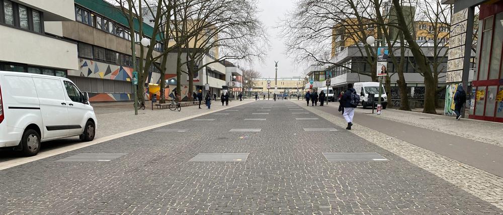 Der Pfad der Visionäre Richtung Mehringplatz. Auf 27 Steintafeln sind die Zitate „herausragender Persönlichkeiten“ zu lesen. Vertreten sind aber nur vier Frauen – und 23 Männer.