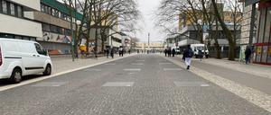 Der Pfad der Visionäre Richtung Mehringplatz. Auf 27 Steintafeln sind die Zitate „herausragender Persönlichkeiten“ zu lesen. Vertreten sind aber nur vier Frauen – und 23 Männer.