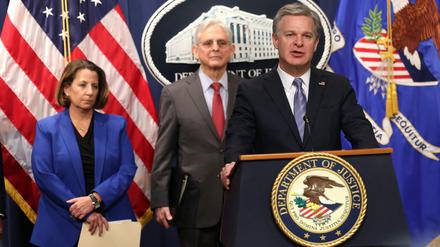 FBI-Chef Christopher Wray (r.), US-Justizminister Merrick Garland und die stellvertretende Justizministerin der Vereinigten Staaten, Lisa Monaco, bei der Präsentation der Ermittlungsergebnisse gegen „Hive“.