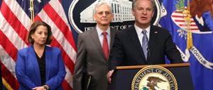 FBI-Chef Christopher Wray (r.), US-Justizminister Merrick Garland und die stellvertretende Justizministerin der Vereinigten Staaten, Lisa Monaco, bei der Präsentation der Ermittlungsergebnisse gegen „Hive“.