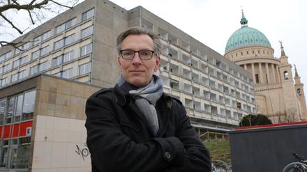 Der auch als Berater tätige Daniel Fuhrhop vor dem Staudenhof Wohnblock