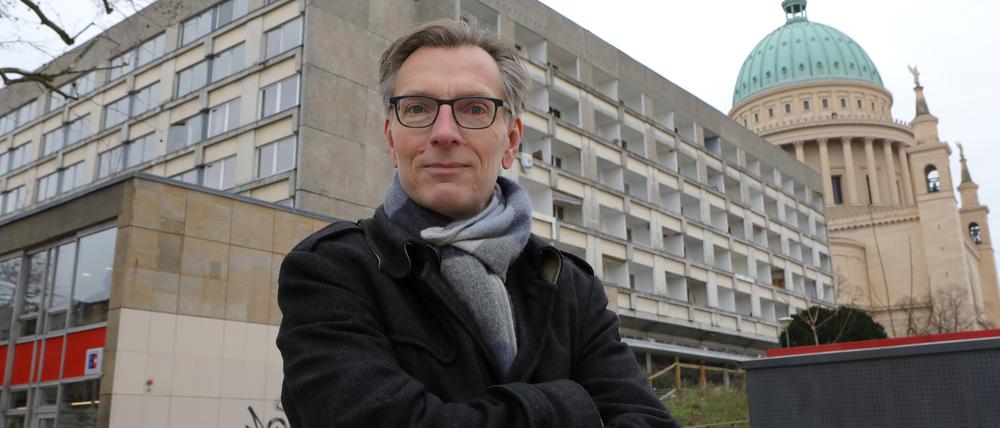 Der auch als Berater tätige Daniel Fuhrhop vor dem Staudenhof Wohnblock