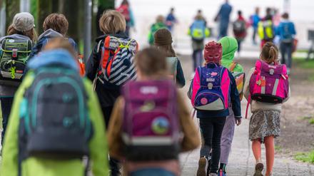 Kinder auf dem Schulweg.