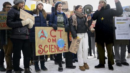 Luisa Neubauer (r), Klimaaktivistin aus Deutschland, Greta Thunberg (l), Klimaaktivistin aus Schweden, und Helena Gualinga (2. v.r), Klimaaktivistin aus Ecuador, und andere junge Klimaaktivisten der Klimabewegung Fridays for Future nehmen an einer nicht genehmigten Demonstration am Rande des 53. Jahrestreffens des Weltwirtschaftsforums (WEF) teil.
