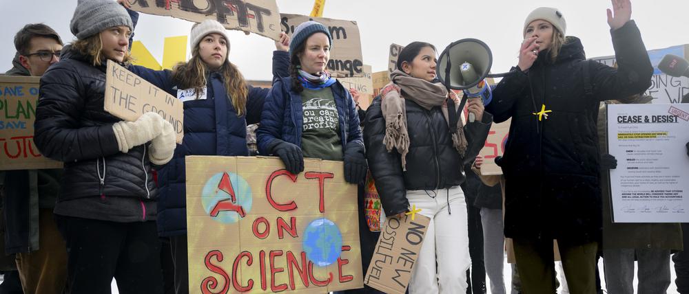 Luisa Neubauer (r), Klimaaktivistin aus Deutschland, Greta Thunberg (l), Klimaaktivistin aus Schweden, und Helena Gualinga (2. v.r), Klimaaktivistin aus Ecuador, und andere junge Klimaaktivisten der Klimabewegung Fridays for Future nehmen an einer nicht genehmigten Demonstration am Rande des 53. Jahrestreffens des Weltwirtschaftsforums (WEF) teil.