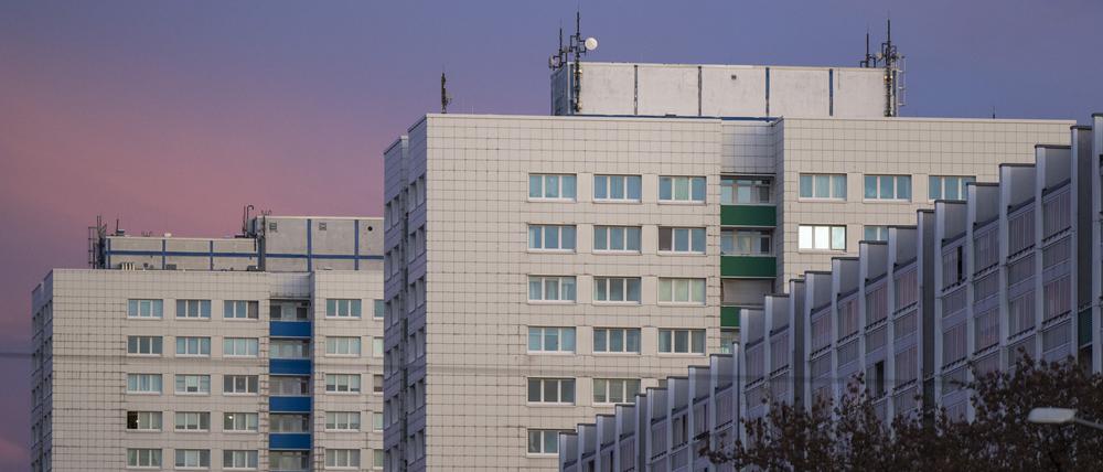 Der Himmel verfärbt sich am Abend vor der Kulisse der Hochhäuser im Osten der Stadt.