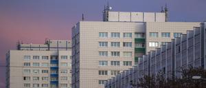 Der Himmel verfärbt sich am Abend vor der Kulisse der Hochhäuser im Osten der Stadt.
