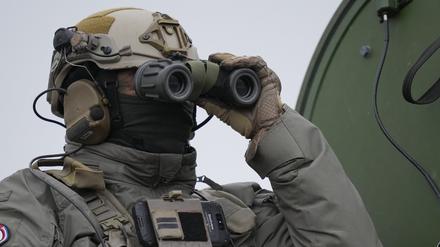 Ein französischer Soldat blickt durch ein Fernglas während einer Nato-Übung auf einem Truppenübungsplatz in Smardan (Symbolbild).