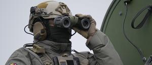 Ein französischer Soldat blickt durch ein Fernglas während einer Nato-Übung auf einem Truppenübungsplatz in Smardan (Symbolbild).