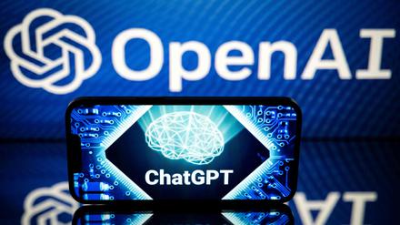 Der Chatbot kann mithilfe von KI die unterschiedlichsten Anfragen in Textform beantworten. Derzeit wird vielfältig über Einsatzmöglichkeiten und Risiken des ChatGPT diskutiert.