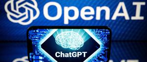 Der Chatbot kann mithilfe von KI die unterschiedlichsten Anfragen in Textform beantworten. Derzeit wird vielfältig über Einsatzmöglichkeiten und Risiken des ChatGPT diskutiert.