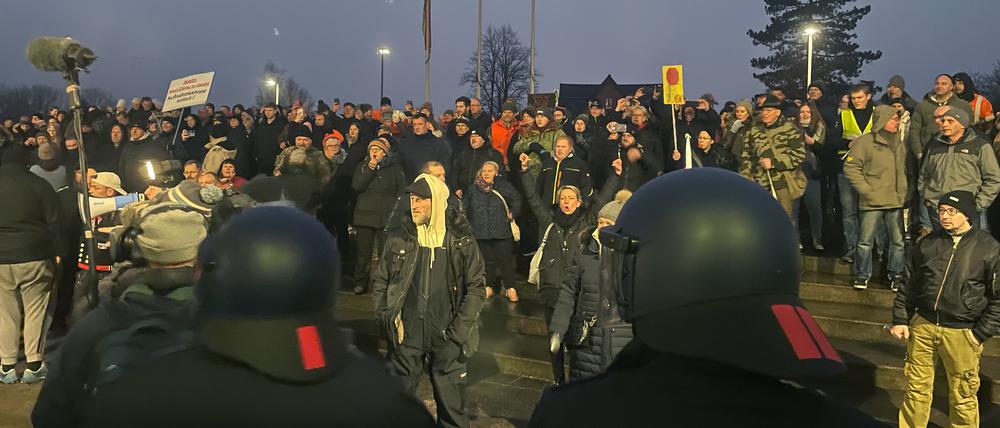Polizisten sind bei einer Versammlung vor dem Sitzungsgebäude des Kreistages im Einsatz.