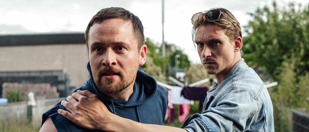 Bastian (Lorris Andre Blazejewski) wird von Adam (Daniel Sträßer) vorläufig festgenommen.