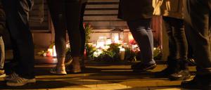 Einwohner der Kleinstadt Brokstedt gedenken am Abend der Opfer der Messerattacke auf dem Bahnsteig im Bahnhof von Brokstedt. 