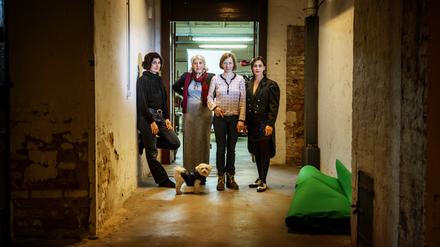 Regisseurin Réka Kincses und die Schauspielerinnen Wera Herzberg, Inka Löwendorf und Artemis Chalkidou in der Probebühne.
