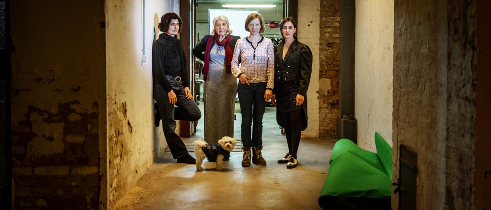 Regisseurin Réka Kincses und die Schauspielerinnen Wera Herzberg, Inka Löwendorf und Artemis Chalkidou in der Probebühne.