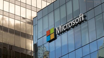Canada, BC, Vancouver. Microsoft sign on the side of office building in downtown Vancouver.
