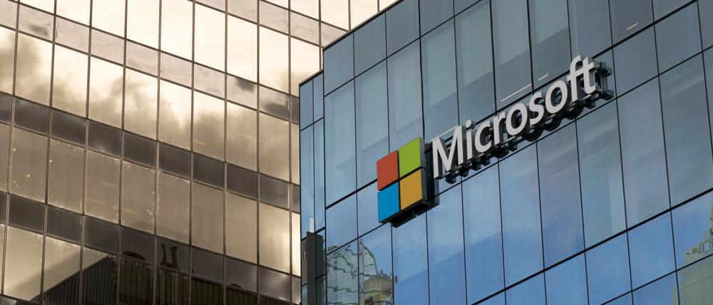 Canada, BC, Vancouver. Microsoft sign on the side of office building in downtown Vancouver.