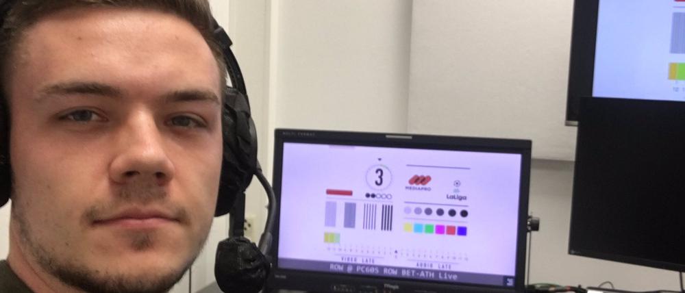 Vor kurzem veröffentlichte Christian Scherpe bei Twitter dieses Foto am Dazn-Kommentatorenplatz.