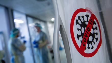 In Deutschland nimmt die Zahl der Menschen, die mit einer
schweren akuten Atemwegsinfektion und Covid-19-Diagnose im Krankenhaus behandelt werden, seit Ende 2022 ab.