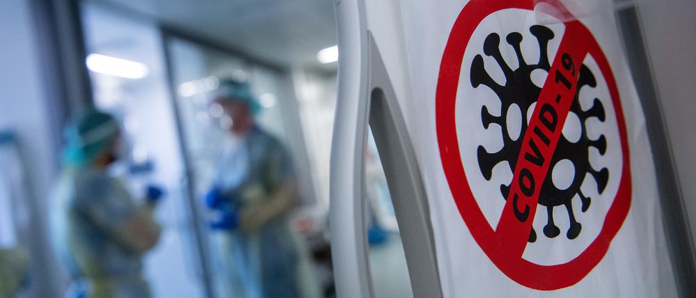 In Deutschland nimmt die Zahl der Menschen, die mit einer
schweren akuten Atemwegsinfektion und Covid-19-Diagnose im Krankenhaus behandelt werden, seit Ende 2022 ab.
