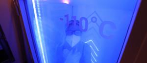 Während der drei Minuten in der Kältekammer hält ein Mitarbeiter von außen Blickkontakt. 