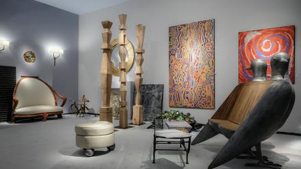 Blick in den Brafa-Messestand der Galerie Mathivet aus Paris, die auf Objekte des Art déco spezialisiert ist.