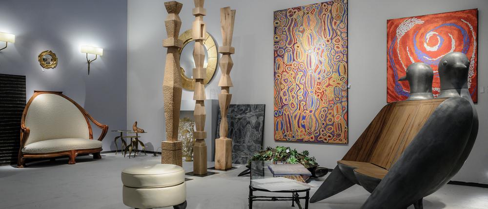 Blick in den Brafa-Messestand der Galerie Mathivet aus Paris, die auf Objekte des Art déco spezialisiert ist.