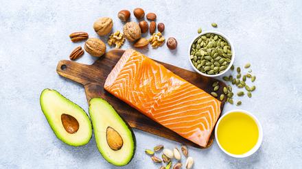Lachs, Walnüsse und Leinöl enthalten viel Omega 3, das gesund für Herz und Kreislauf ist. (Symbolbild)