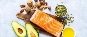 Lachs, Walnüsse und Leinöl enthalten viel Omega 3, das gesund für Herz und Kreislauf ist. (Symbolbild)
