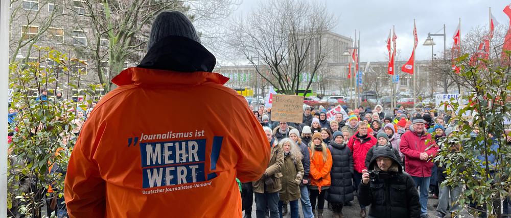 Warnstreik beim RBB Am 27. Januar protestierten am RBB-Fernsehzentrum geschätzt 300 bis 400 Beschäftigte gegen die Haltung des Senders bei den aktuellen Tarifverhandlungen.