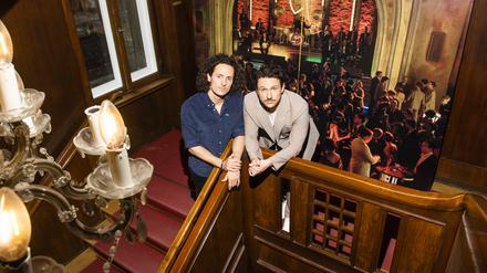 Die Regie- und Schauspielbrüder Alex und Dimitrij Schaad im Treppenhaus des X-Verleihs.