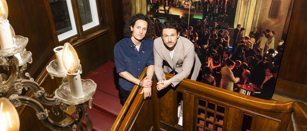 Die Regie- und Schauspielbrüder Alex und Dimitrij Schaad im Treppenhaus des X-Verleihs.