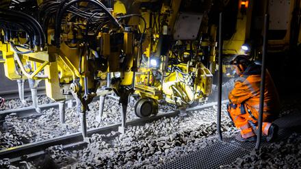 Baustelle Nord-Süd-Tunnel: Eine Stopfmaschine verdichtet den Schotter im Gleisbett.