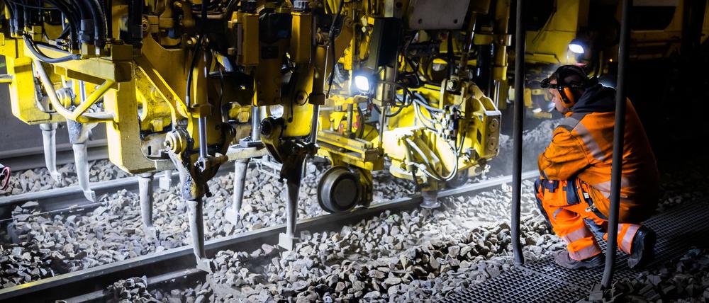 Baustelle Nord-Süd-Tunnel: Eine Stopfmaschine verdichtet den Schotter im Gleisbett.