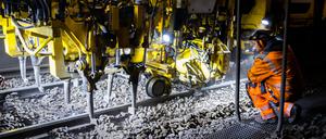 Baustelle Nord-Süd-Tunnel: Eine Stopfmaschine verdichtet den Schotter im Gleisbett.