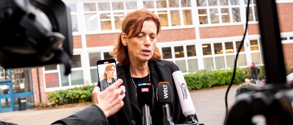 27.01.2023, Schleswig-Holstein, Neumünster: Karin Prien (CDU), Bildungsministerin von Schleswig-Holstein, gibt nach einem Besuch der Walther-Lehmkuhl-Schule ein Interview. Prien hat die Schule, auf die die Opfer des Messerangriffs in einem Zug in Brokstedt gingen, besucht. Bei einer Messerattacke in einem Regionalzug von Kiel nach Hamburg waren am 25.01.2023 zwei junge Menschen getötet und fünf verletzt worden. Foto: Daniel Bockwoldt/dpa/Daniel Bockwoldt +++ dpa-Bildfunk +++