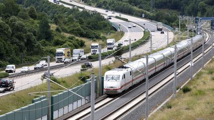 Ein ICE fährt auf der Neubaustrecke Erfurt-Leipzig neben der Autobahn A71 bei Behringen.