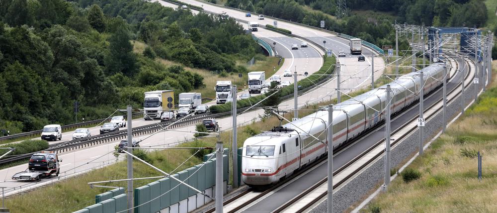 Ein ICE fährt auf der Neubaustrecke Erfurt-Leipzig neben der Autobahn A71 bei Behringen.