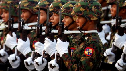Eine Militärparade in Myanmar.