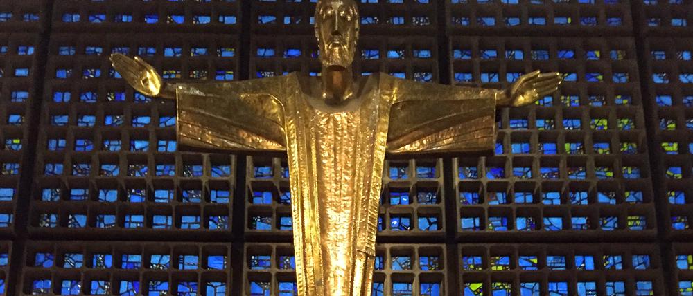 Die Christusfigur des Bildhauers Karl Hemmeter über dem Altar der neuen Gedächtniskirche.