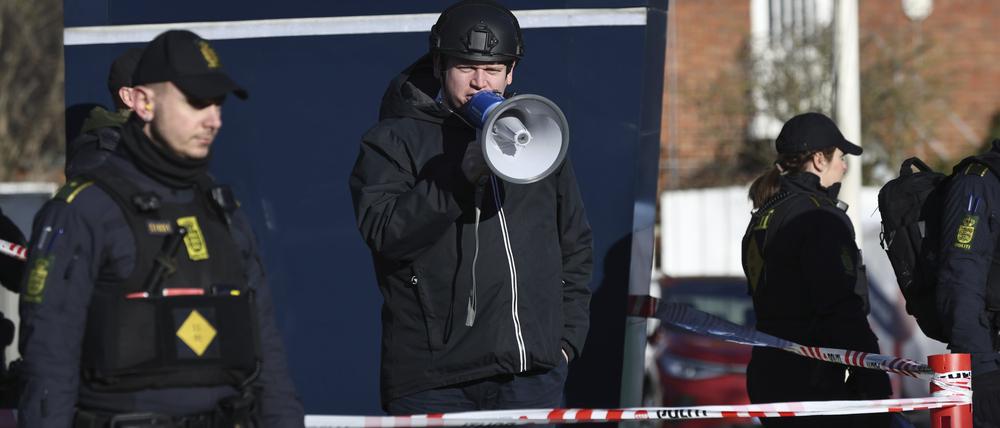 Rasmus Paludan, rechtsextremer Aktivist, spricht mit einem Megafon vor einer Moschee im Stadtteil Noerrebro, wo er den Koran verbrennen will.