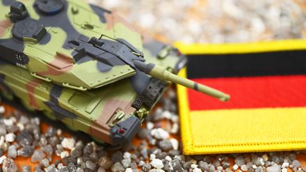 Modell eines Leopard II Kampfpanzers mit der Fahne von Deutschland / action press