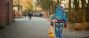 Ein Schulkind der Grundschule Russee in Kiel geht über den Schulhof zum Unterricht. Trotz weiterhin verschärfter Kontaktbeschränkungen für die Bevölkerung in der Coronakrise sollen in Schleswig-Holstein ab heute Grundschüler und Kindergartenkinder wie die jeweiligen Einrichtungen besuchen. 