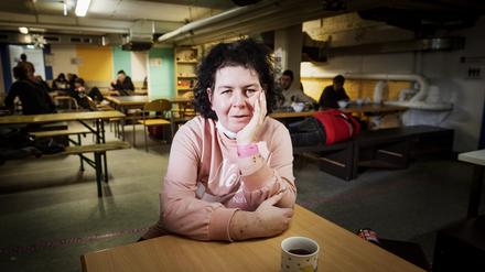 Die Obdachlose Kathi sitzt in der Notunterkunft Lehrter Straße, von der Berliner Stadtmission.