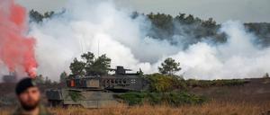 Ein Bundeswehr-Soldat vor einem Leopard-2-Panzer.